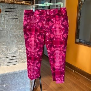 Ladies floral capris in dark pink.  2 pockets.  Machine wash and dry. SZ 16